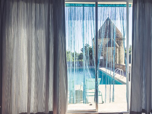 Gorgeous Manor With Private Heated Swimming Pool, in the Heart of an oak Forest