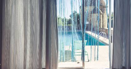 Gorgeous Manor With Private Heated Swimming Pool, in the Heart of an oak Forest
