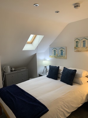 Habitación doble estándar (First Floor - Room 8) | Muebles diferentes, cortinas blackout y tabla de planchar con plancha