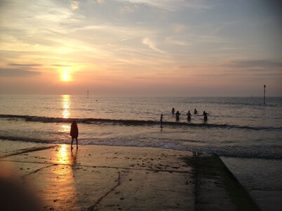 The Waves Bar Cafe B and B Hotel