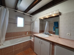 Villa | Bathroom | Combined shower/bathtub - Spacious Villa With Private Swimming Pool in Marseillette (Marseillette)