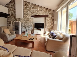 Villa | Living room | DVD player - Spacious Villa With Private Swimming Pool in Marseillette (Marseillette)