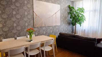 Shared Dormitory, Mixed Dorm (Avocado, 8 beds) | In-room dining