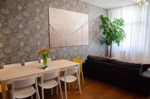 共同ドミトリー 男女共用ドミトリー (Avocado, 8 beds) | 客室内のダイニングエリア