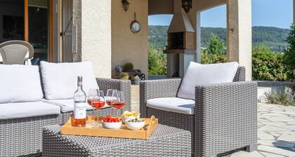 Relaxing Villa Near Lake & Beaches