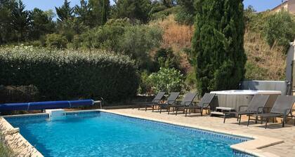 Relaxing Villa Near Lake & Beaches