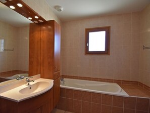 Bathroom - Spacious Villa With Swimming Pool, Jacuzzi, Trampoline, Swing, View, 500m Bakery (Escales)