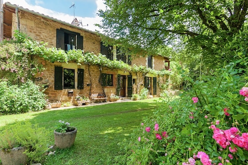 Large Farmhouse With Private Garden