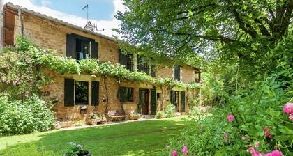 Large Farmhouse With Private Garden