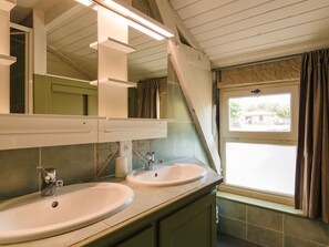Bathroom - Lush Mansion in Lacapelle-marival With Jacuzzi (Lacapelle-Marival)