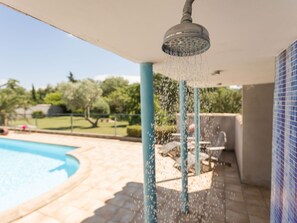 Balcony - Villa. Near River. Private Swimming Pool, Private Garden. Terrace (Saint-Couat-d'Aude)