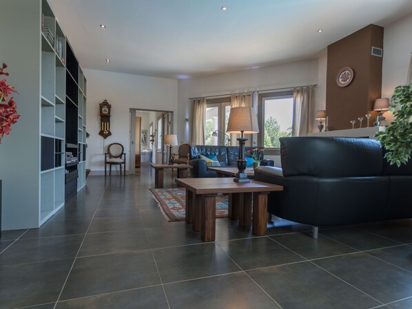 Fireplace, DVD player - Villa. Near River. Private Swimming Pool, Private Garden. Terrace (Saint-Couat-d'Aude)