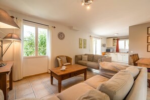 Living room - Spa Oasis Near Canal du Midi (Felines-Minervois)