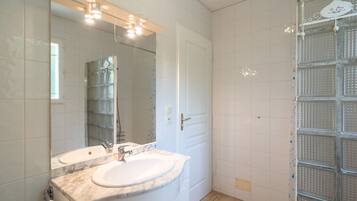 Villa | Bathroom