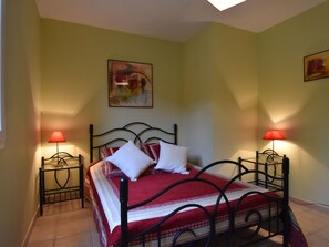 Villa | Room amenity - Spacious Villa With Pool (Beaumes-de-Venise)