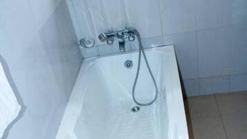 Basic-Doppelzimmer | Badezimmer