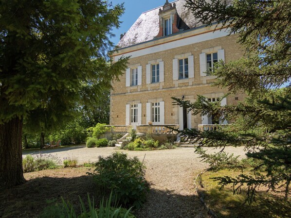 House | Exterior - Upscale Mansion in Brouchaud With Views Across Private Pool (Brouchaud)