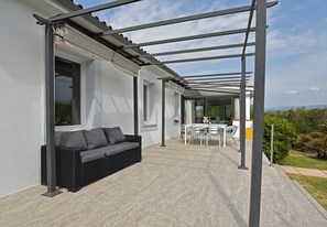 Villa | Balcony - Villa in Malves Near Carcassonne Pool (Malves-en-Minervois)