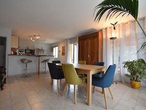 Dining - Quaint Villa in Saint-andré-de-roquepertuis With Pool (Saint-Andre-de-Roquepertuis)