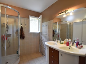 Bathroom - Quaint Villa in Saint-andré-de-roquepertuis With Pool (Saint-Andre-de-Roquepertuis)