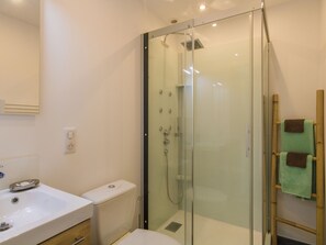 House | Bathroom | Bathtub, towels - Charming Holiday Home in Aquitaine With Swimming Pool (Champagne-et-Fontaine)
