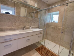 House | Bathroom | Bathtub - Luxurious Holiday Home in Mandelieu-la-napoule With Pool (Mandelieu-La-Napoule)