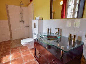 House | Bathroom | Shower, towels - Spacious Villa With Large Terraces and Private Pool, set in Rural Surroundings (Castelmoron-sur-Lot)