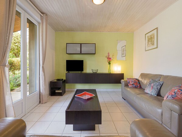 Room - Peaceful Poolside Retreat (Les Salelles)