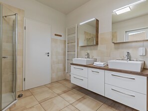 House | Bathroom - Holiday Home in Zierow Near Baltic Sea Beach (Zierow)