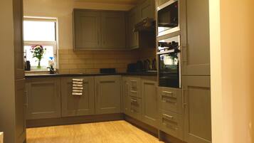 Apartemen | Dapur pribadi | Lemari es, microwave, oven, dan mesin pencuci piring