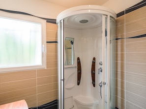 Vila | Kamar mandi | Shower dan handuk