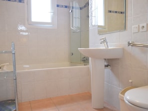 Vila | Kamar mandi | Bathtub