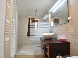 House | Bathroom | Shower, towels - Cozy Holiday Home in Joncy With Valley View (Joncy)
