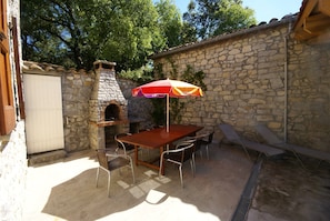 House | Outdoor dining - Hilltop Stay Near Beaulieu (Beaulieu)