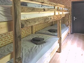 Casa | 5 quartos, individualmente mobiliados, ferros/tábuas de passar roupa