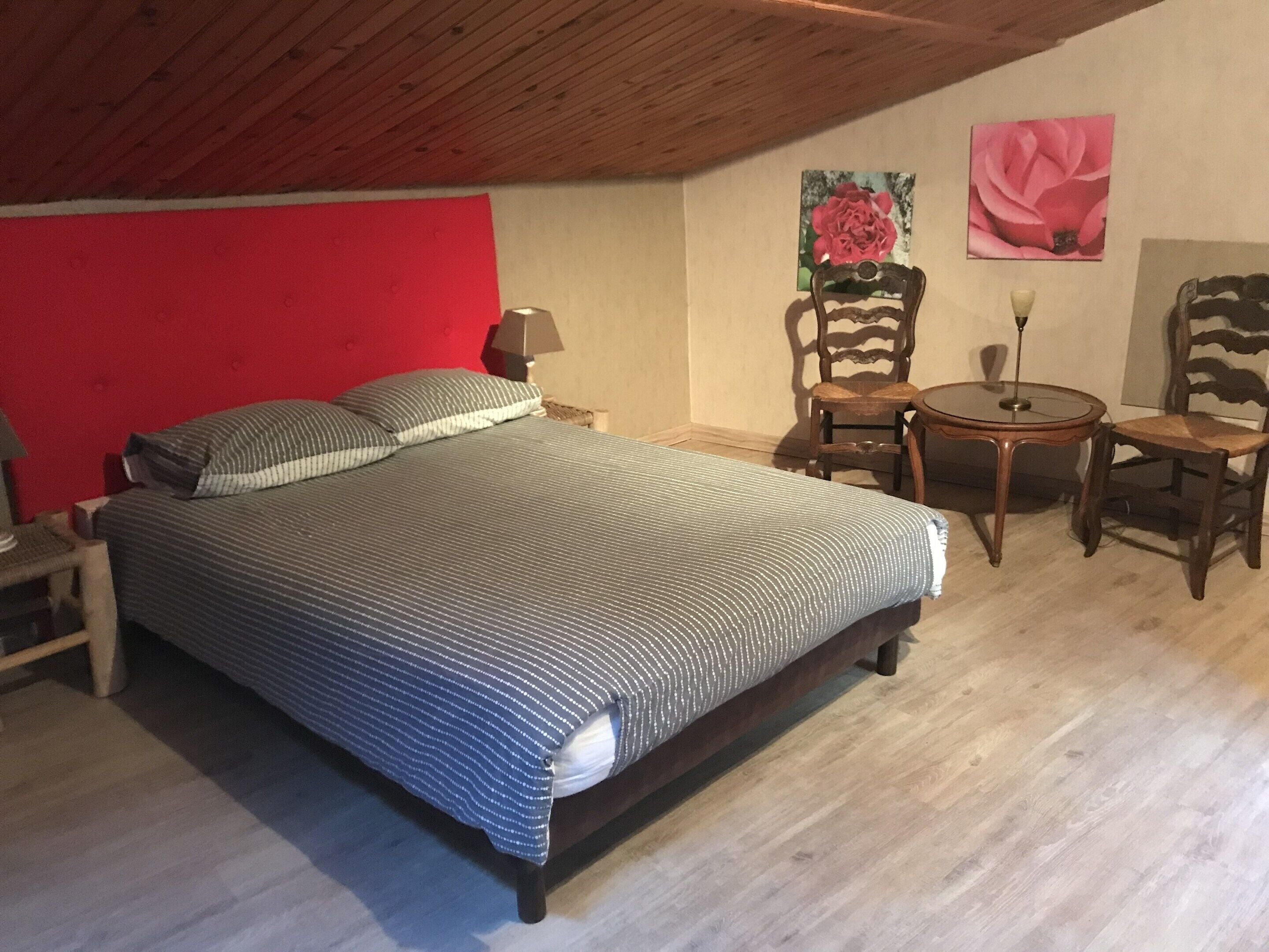 3 bedrooms, individually furnished, iron/ironing board, bed sheets