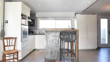 House | Private kitchen | Fridge, microwave, oven, dishwasher