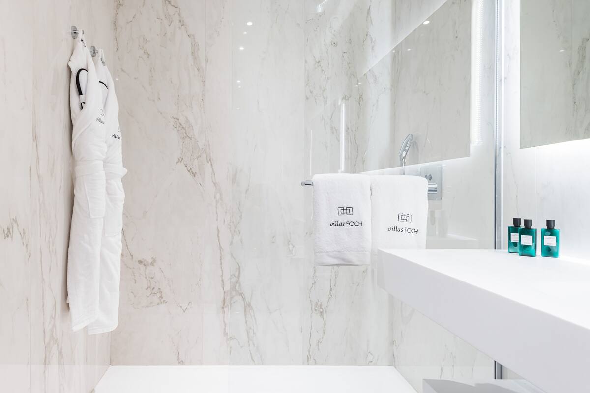 la suite foch | bathroom | hair dryer, bathrobes, slippers, towels