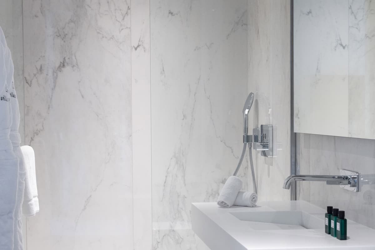 deluxe | bathroom | hair dryer, bathrobes, slippers, towels