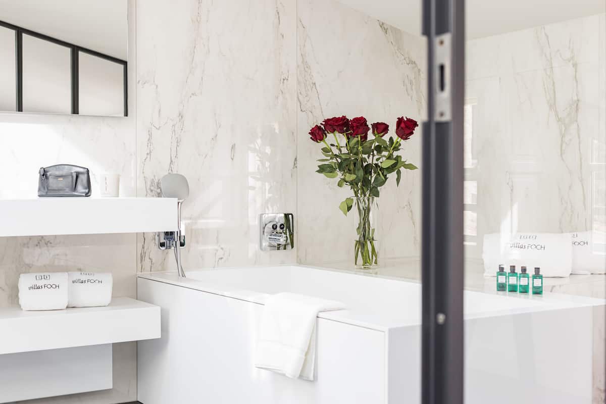 l'atelier | bathroom | hair dryer, bathrobes, slippers, towels