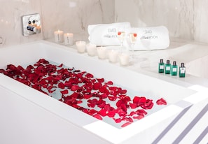 L'Atelier | Bathroom | Hair dryer, bathrobes, slippers, towels - Villas Foch (Bordeaux)