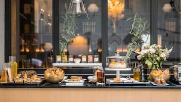 Dagelijks ontbijtbuffet (EUR 32 per persoon)