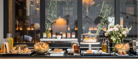 Desayuno buffet (EUR 32 por persona)