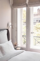 Minibar con artículos gratuitos y caja de seguridad en la habitación 