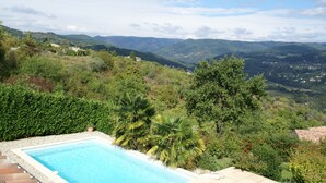 A swimming pool with a view of a mountainous landscape. - Charming Villa Near Les Vans (Les Vans)