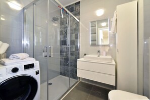 Appartement, balcon, vue sur la ville | Salle de bain | Douche, séchoir à cheveux, serviettes fournies, savon