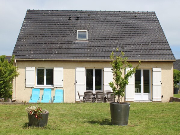 House | Exterior - Sleek, Modern and Spacious Villa With the Invasion Beaches in the Back Garden (Colleville-sur-Mer)