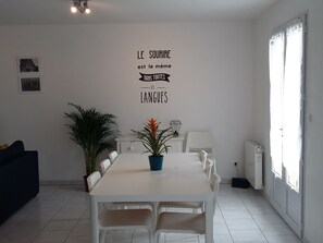 Dining - Sleek, Modern and Spacious Villa With the Invasion Beaches in the Back Garden (Colleville-sur-Mer)