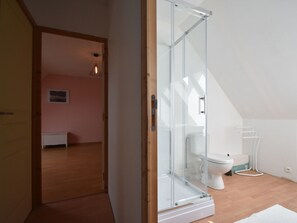 House | Bathroom | Towels - Sleek, Modern and Spacious Villa With the Invasion Beaches in the Back Garden (Colleville-sur-Mer)