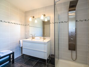 Villa | Bathroom - Luxurious Villa With Private Swimming Pool and Beautiful View of Minervois (Oupia)